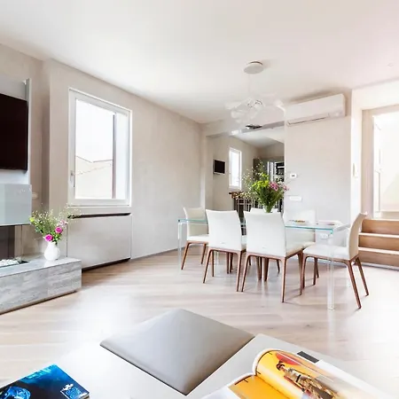 Exclusive Rooftop-designd Apartment Rome