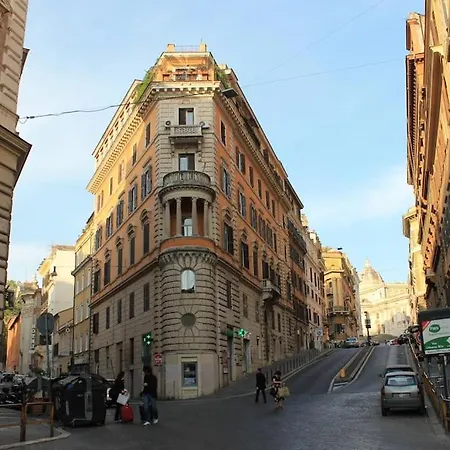 Near Colosseum By Varental 2br + 1sb Roma