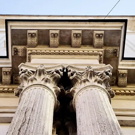Trevi Fountain & Spanish Steps Apartment *