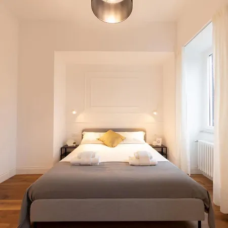 The Rent - Colorful One-bedroom In San Giovanni District Apartment *
