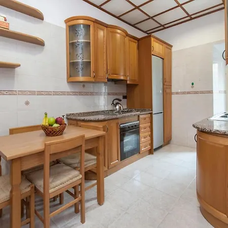 Charming With 3 Bedrooms *