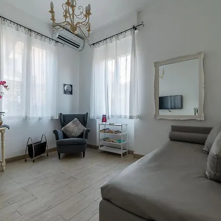 Appartement House & The - In *