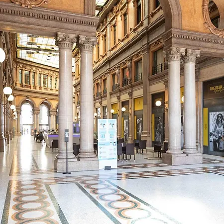 Silver Trevi Fountain - Collection Apartment Rome
