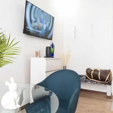 Silver Trevi Fountain - Collection Apartment Rome