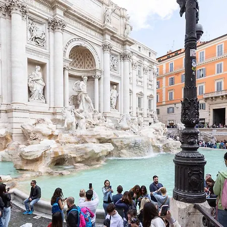 Silver Trevi Fountain - Collection Apartment