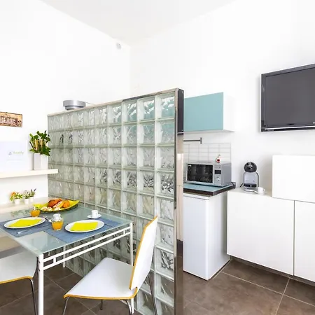 Apartment Hostly - Nicole Volturno- Full Center *