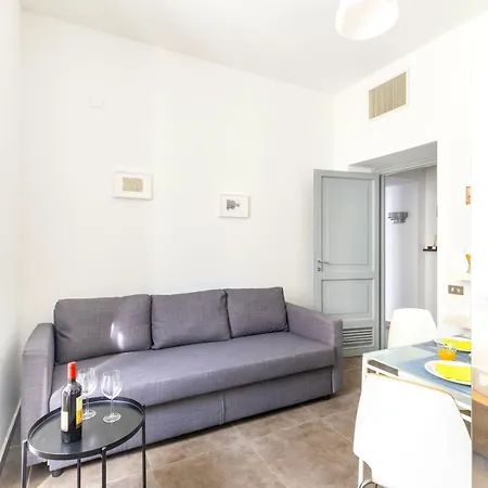 Hostly - Nicole Volturno- Full Center * Rome