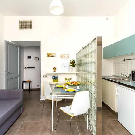 Hostly - Nicole Volturno- Full Center Apartment *