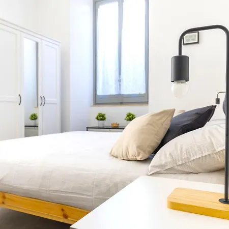 Hostly - Nicole Volturno- Full Center Apartment