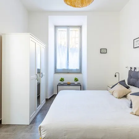 Hostly - Nicole Volturno- Full Center Apartment
