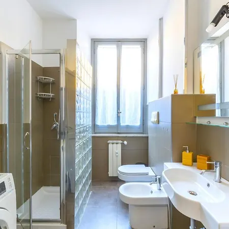Hostly - Nicole Volturno- Full Center Apartment