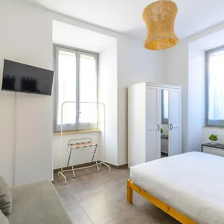 Hostly - Nicole Volturno- Full Center Apartment