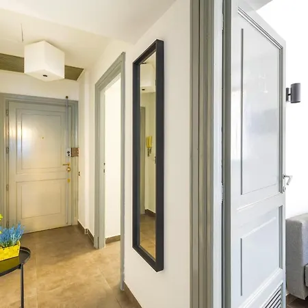 Hostly - Nicole Volturno- Full Center Apartment *