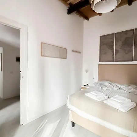 White Ostilia Apartment Rome