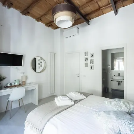 White Ostilia Apartment *