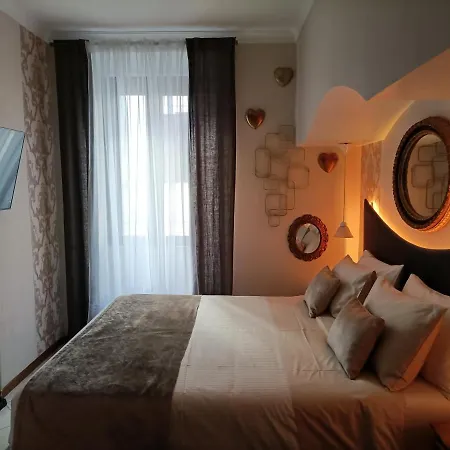 Contemporary Art By Spanish Step Guest house *