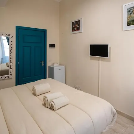 With Independent Entrance - Termini/aquarium