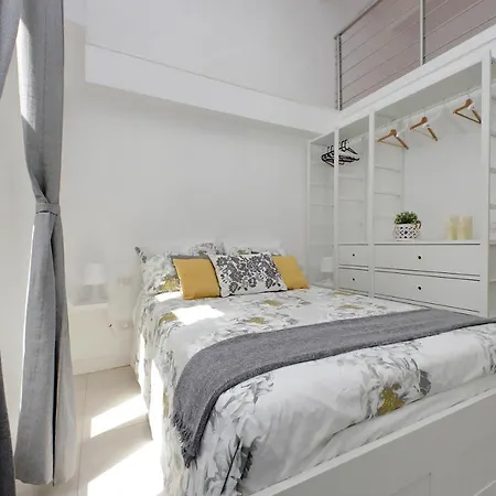 Castro Pretorio -1st Floor Of Historic Mansion With Lift, Comfortable, Baby Friendly, Bike Parking, Quiet And Guarded Area In Front Of Officers Headquarters 5 Minutes Walk From Termini Railway & Metro Station - Genuine Guest Care In 4 Lang Roma