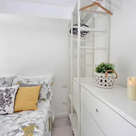 Apartamento Castro Pretorio -1st Floor Of Historic Mansion With Lift, Comfortable, Baby Friendly, Bike Parking, Quiet And Guarded Area In Front Of Officers Headquarters 5 Minutes Walk From Termini Railway & Metro Station - Genuine Guest Care In 4 Lang Roma