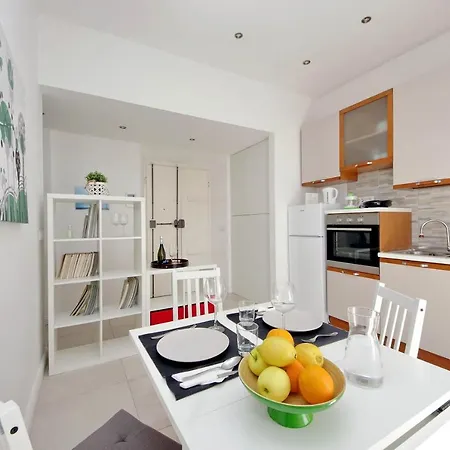 Castro Pretorio Suite: Retreat Near Termini Apartment *