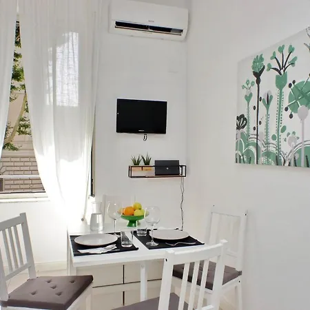 Apartment Castro Pretorio Suite: Retreat Near Termini *