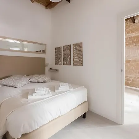 White Ostilia Apartment Rome