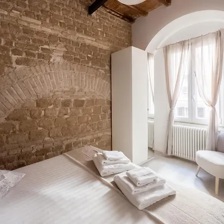 White Ostilia Apartment Rome