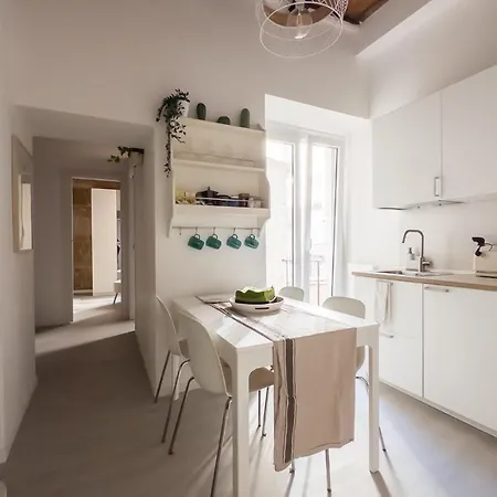 White Ostilia Apartment Rome
