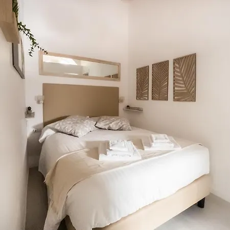 White Ostilia Apartment