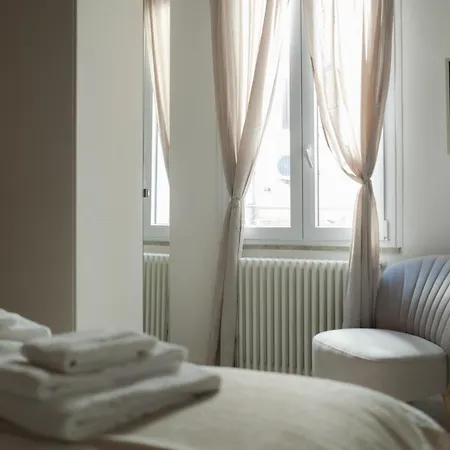 White Ostilia Apartment