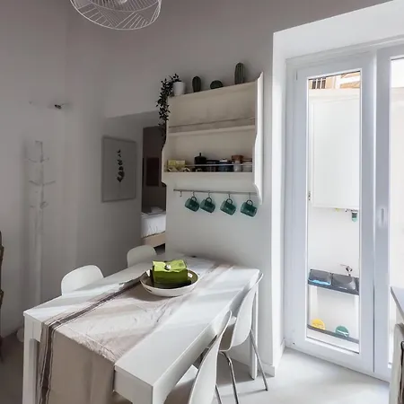 White Ostilia Apartment Rome