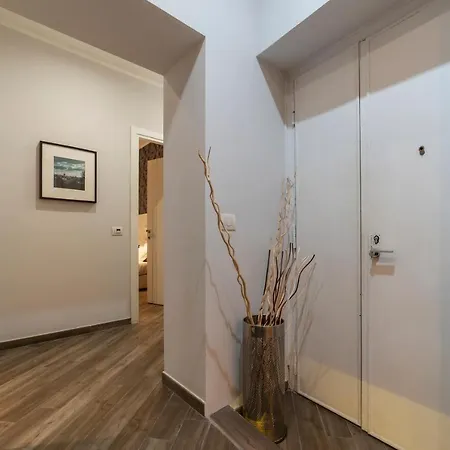 Frattina 1 - Fromhometorome Apartment