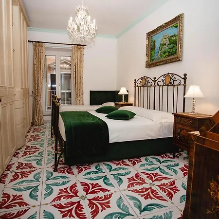 Delfini Trevi House Pensión