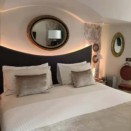 Contemporary Art By Spanish Step Guest house