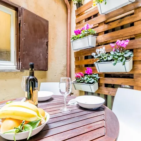Trevi Fountain Garden Apartment *