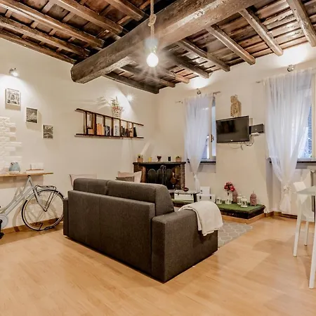 Trevi Fountain Garden Apartment *