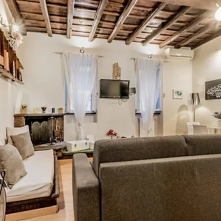 Trevi Fountain Garden Apartment