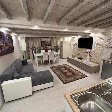 Historic Center, 800 Meters From The Trevi Fontain Apartment