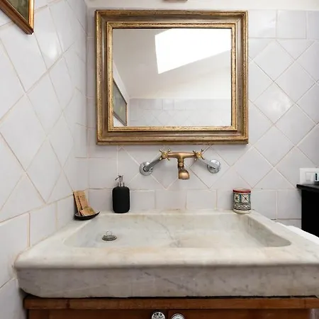 Bright And Comfy Terraced In Trastevere *