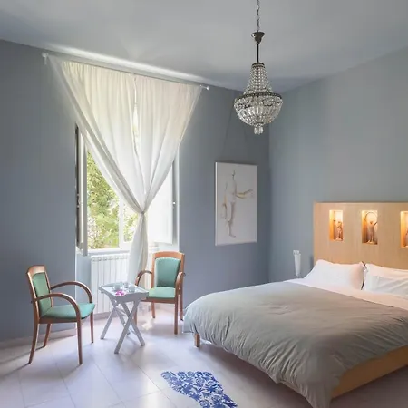 Tarshito Gallery House *