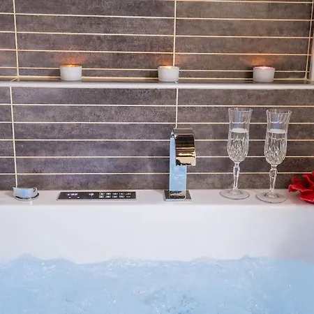 Girolamo's Jacuzzi Place Apartment