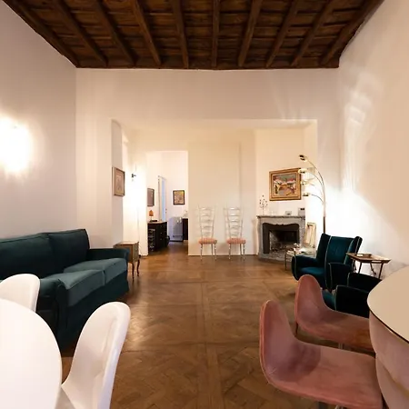 Chic And Style In Historical Via Giulia Apartment
