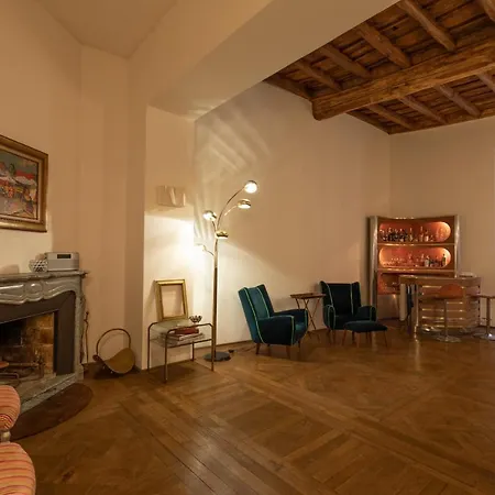 Apartment Chic And Style In Historical Via Giulia