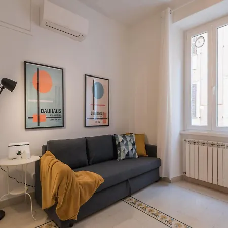 Apartment The Rent - Sunny Three-bedroom Near Ottaviano Metro Stop