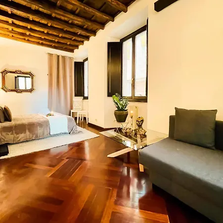 Trevi Fountain Stylish Apartment *