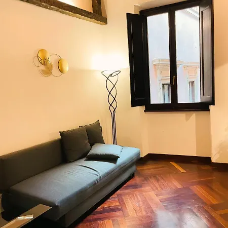 Trevi Fountain Stylish Apartment