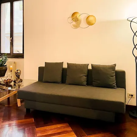 Trevi Fountain Stylish Apartment