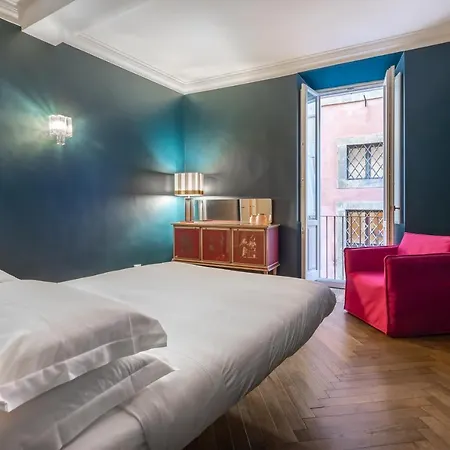 Chic And Style In Historical Via Giulia *