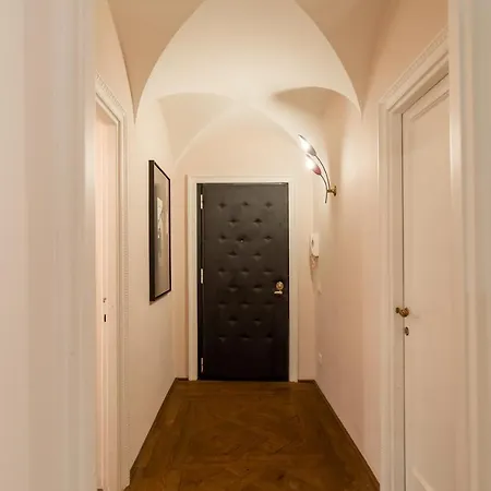 Chic And Style In Historical Via Giulia * Rome