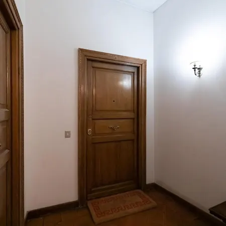 Chic And Style In Historical Via Giulia Apartment Rome